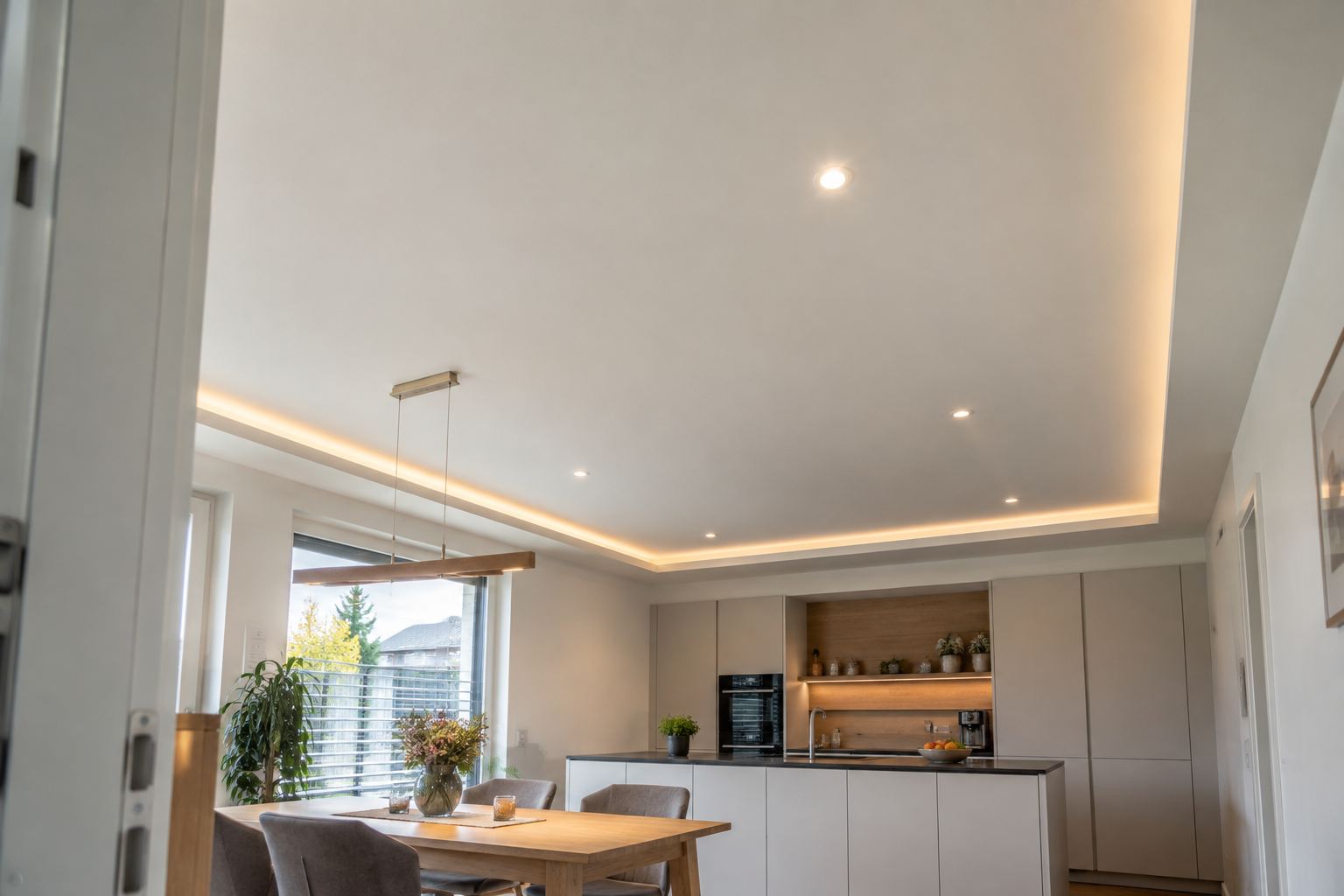 Decke mit umlaufender Lichtvoute und indirekter LED-Beleuchtung