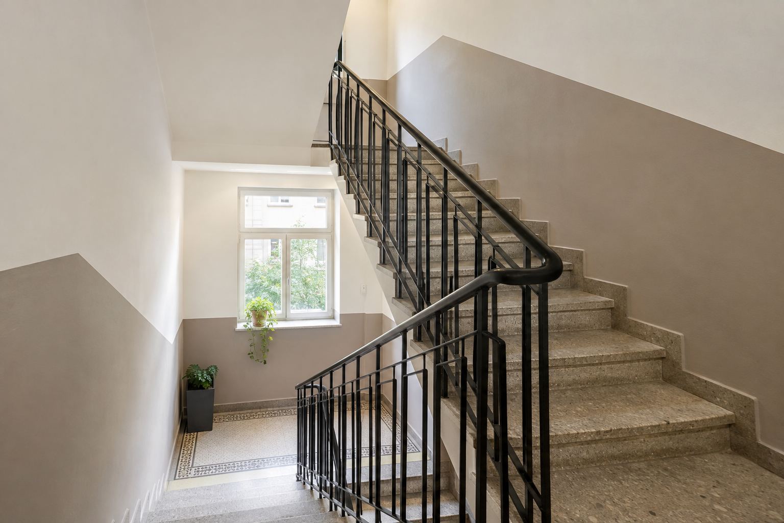 Frisch gestrichenes Stiegenhaus mit zweifarbiger Wandgestaltung